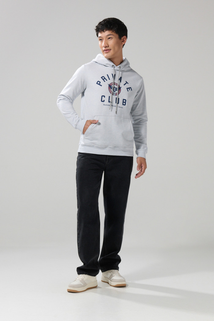 Buzo gris claro con capota y estampado college en frente