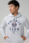 Buzo gris claro con capota y estampado college en frente