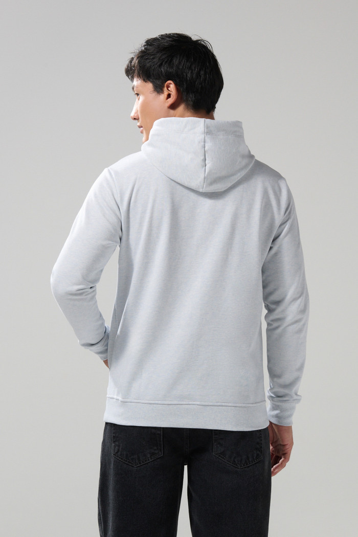Buzo gris claro con capota y estampado college en frente