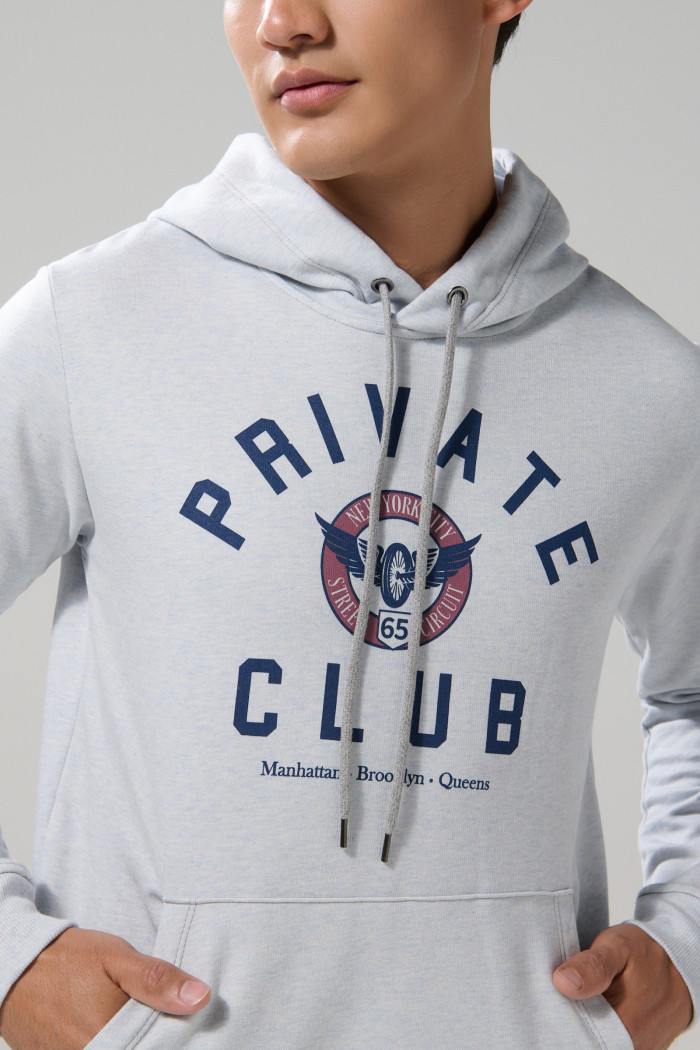 Buzo gris claro con capota y estampado college en frente