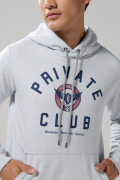 Buzo gris claro con capota y estampado college en frente