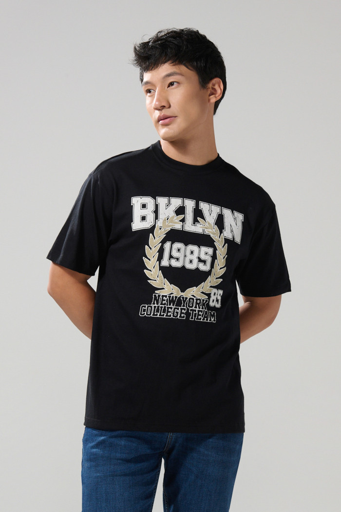 Camiseta negra manga corta con arte college en frente
