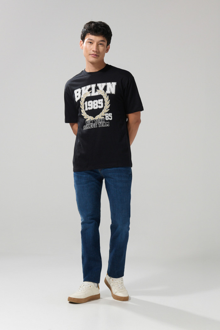 Camiseta negra manga corta con arte college en frente