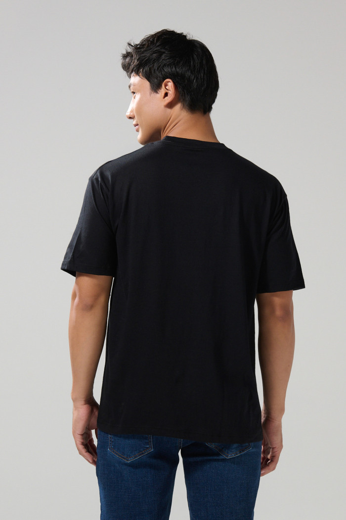 Camiseta negra manga corta con arte college en frente