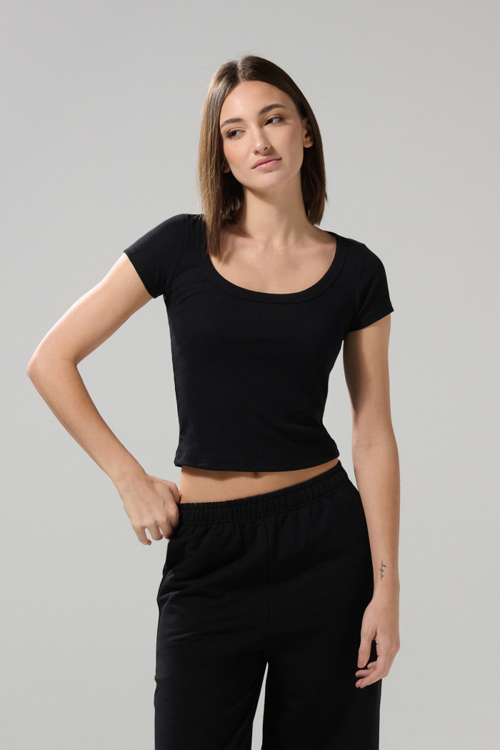 Camiseta en tela acanalada negra con escote en U