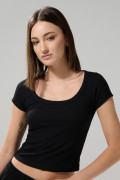 Camiseta en tela acanalada negra con escote en U