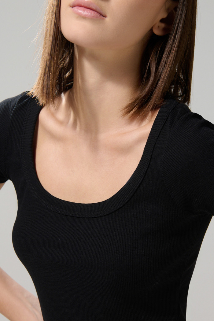 Camiseta en tela acanalada negra con escote en U