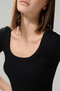 Camiseta en tela acanalada negra con escote en U