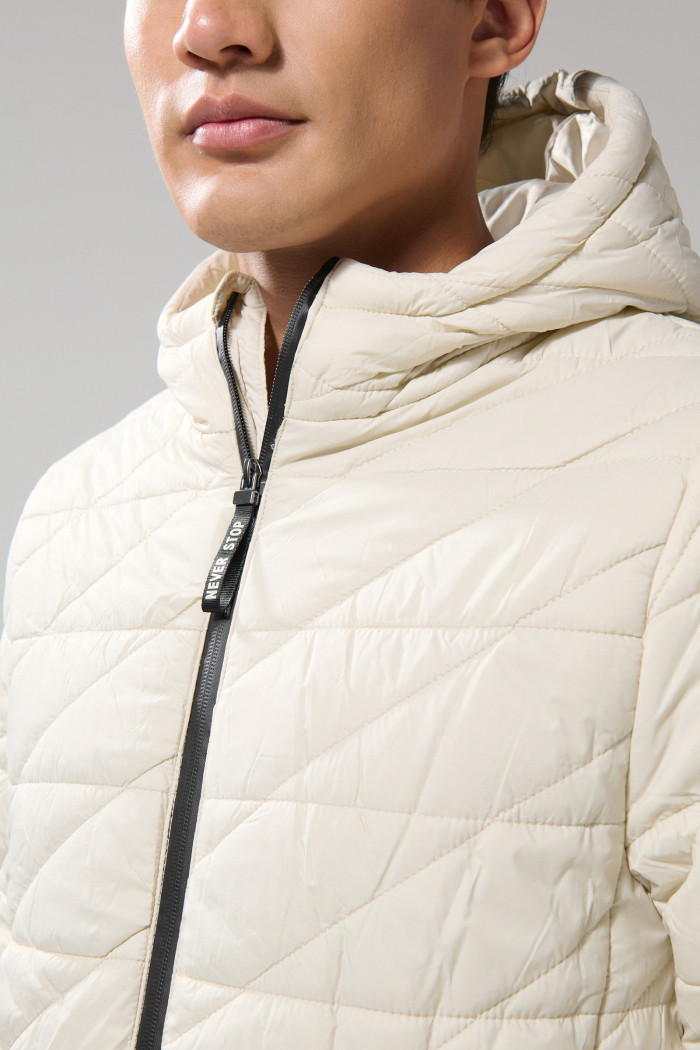 Chaqueta acolchada con cuello alto y capota unicolor
