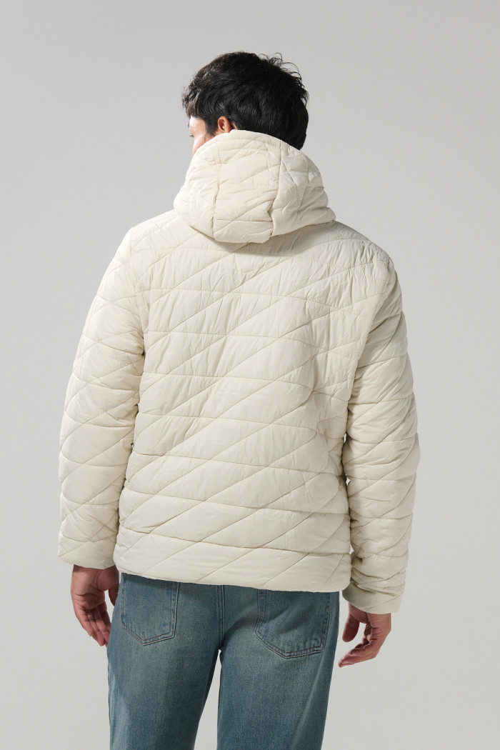 Chaqueta acolchada con cuello alto y capota unicolor
