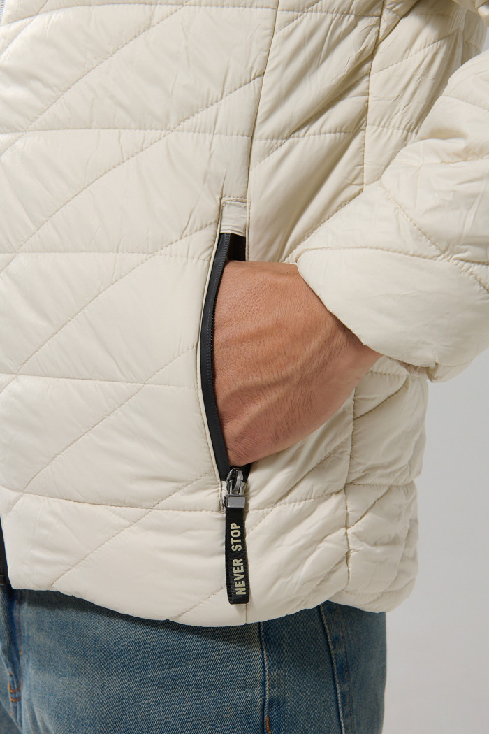 Chaqueta acolchada con cuello alto y capota unicolor