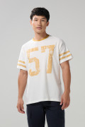 Camiseta oversize crema college con cuello redondo