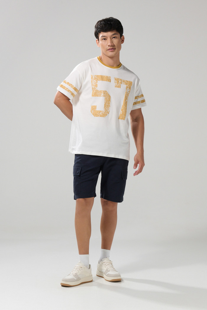 Camiseta oversize crema college con cuello redondo