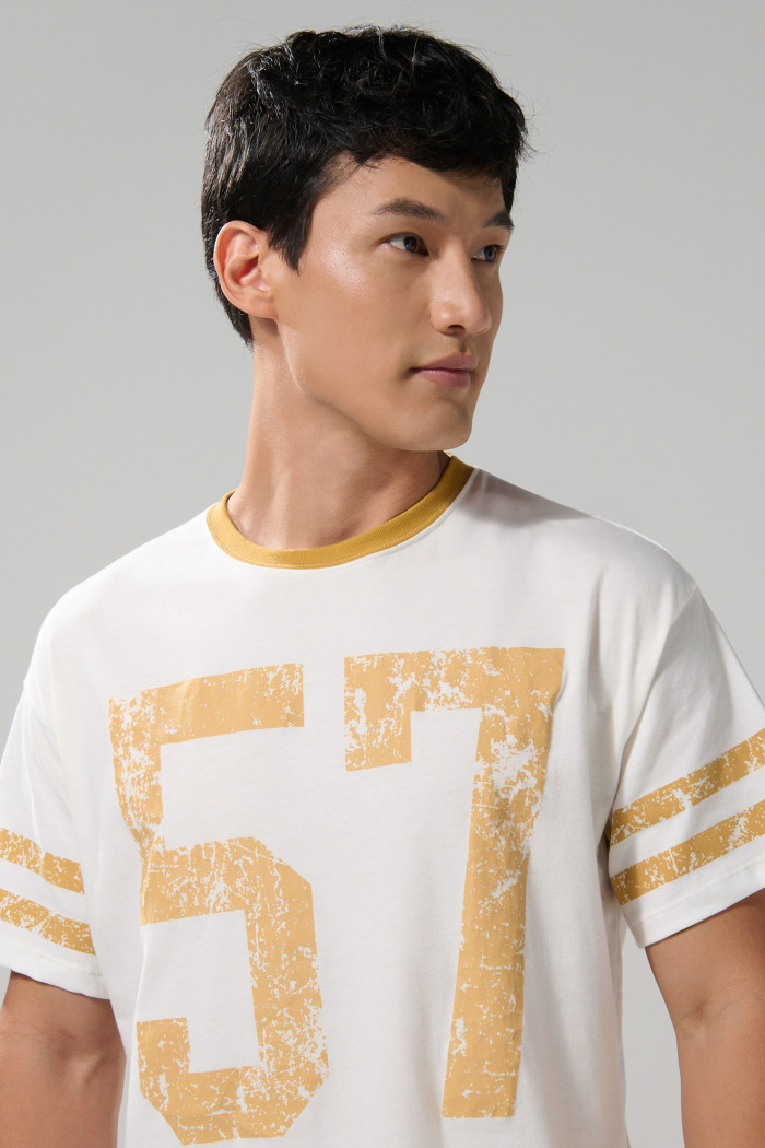 Camiseta oversize crema college con cuello redondo