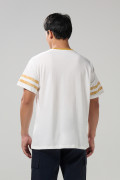 Camiseta oversize crema college con cuello redondo