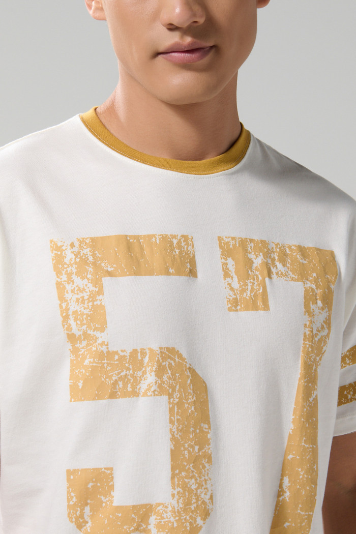 Camiseta oversize crema college con cuello redondo
