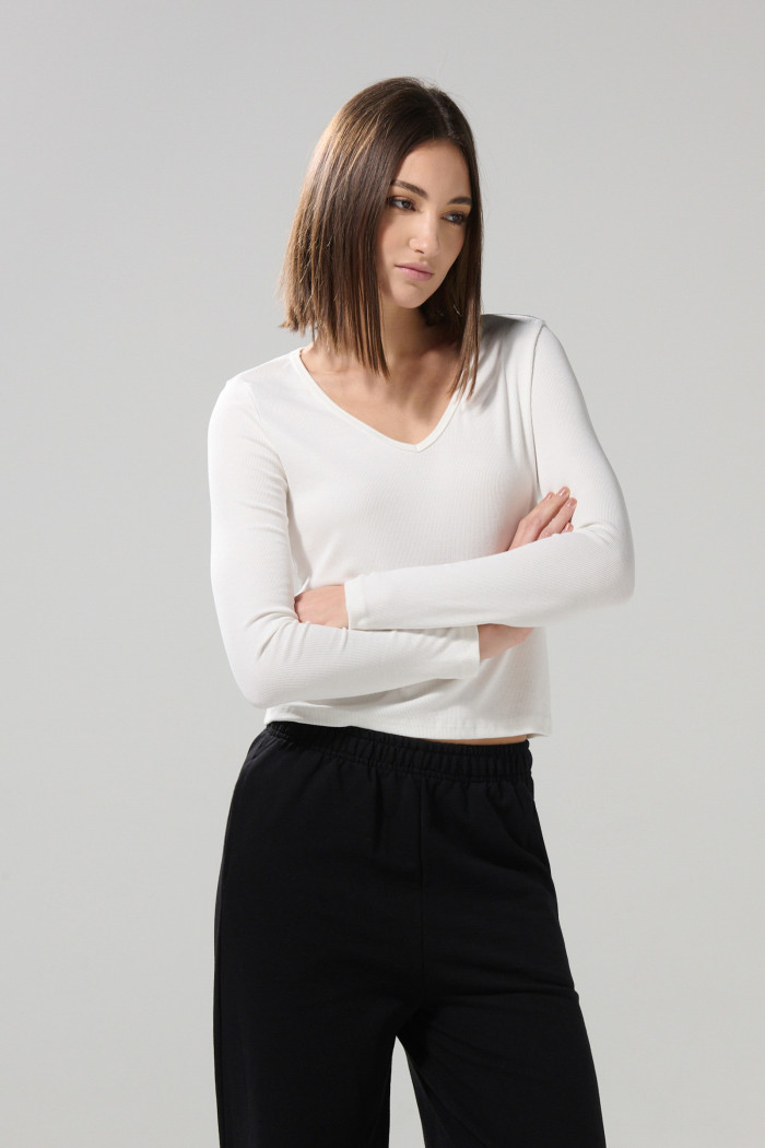 Camiseta manga larga unicolor acanalada con cuello V
