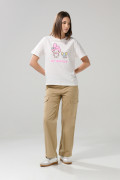 Camiseta cuello redondo crema clara con arte de My Melody