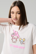 Camiseta cuello redondo crema clara con arte de My Melody