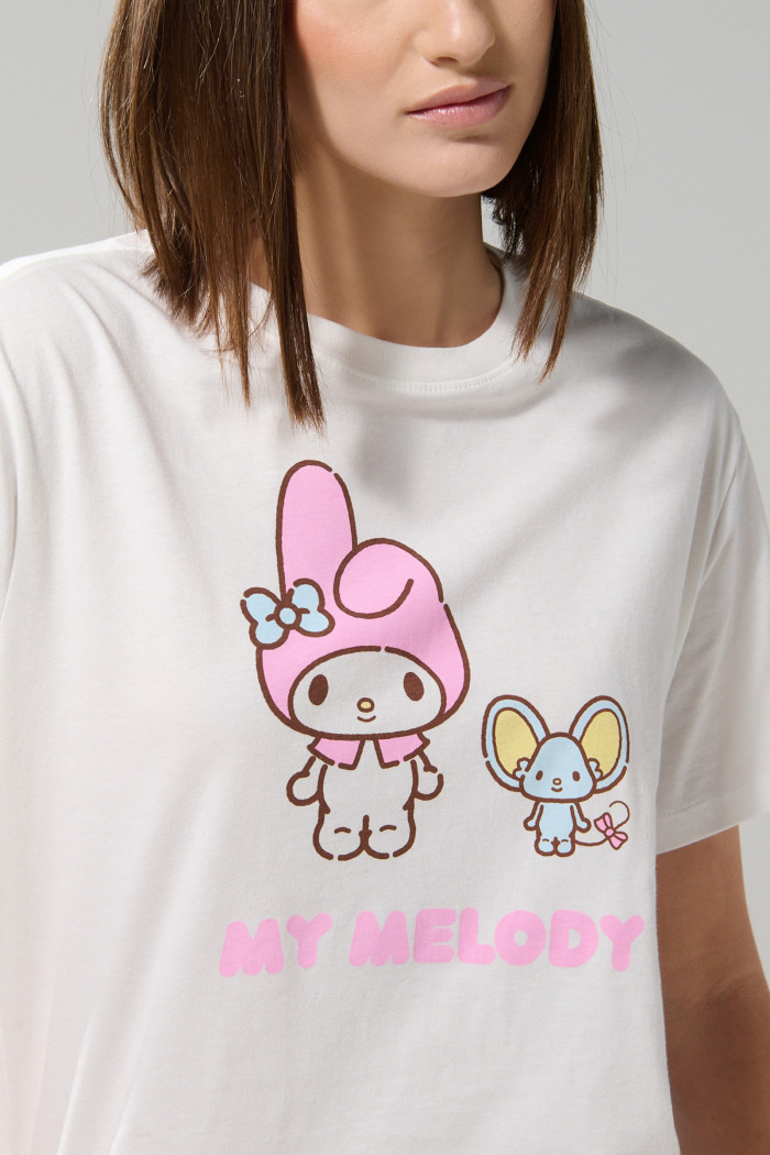 Camiseta cuello redondo crema clara con arte de My Melody