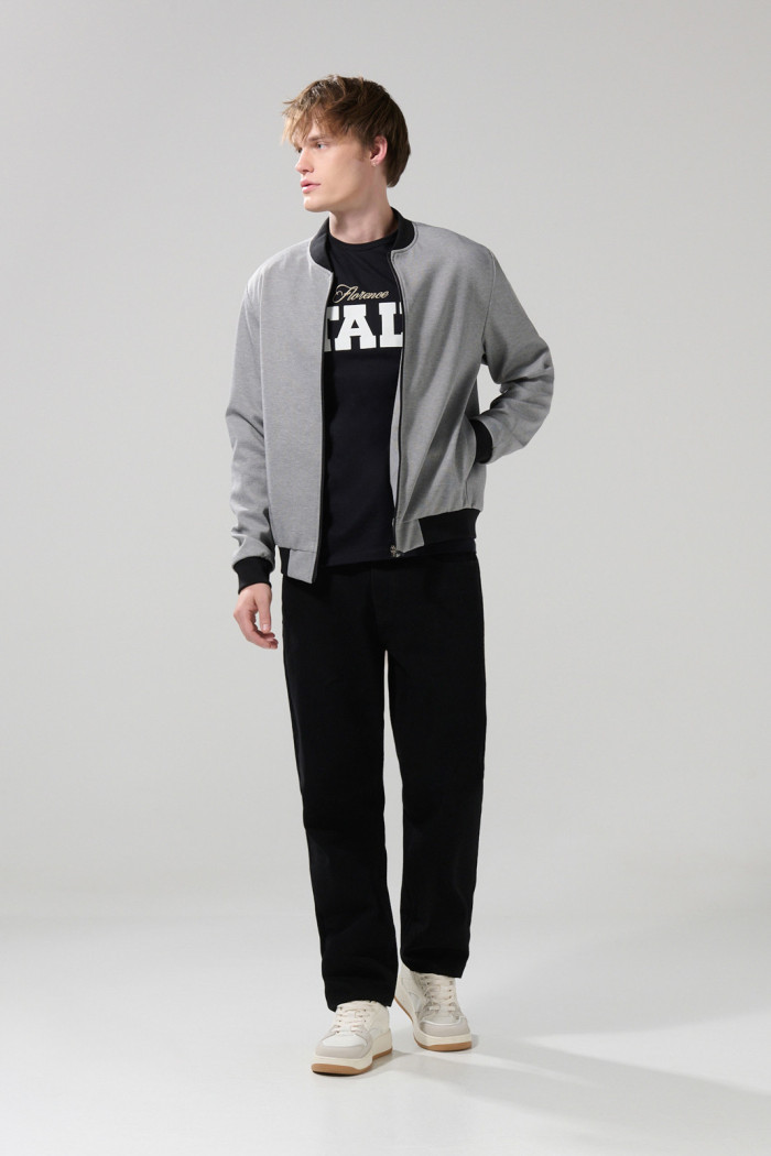 Chaqueta bomber gris medio con contrastes negros