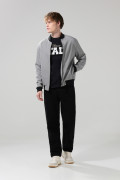Chaqueta bomber gris medio con contrastes negros
