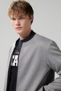 Chaqueta bomber gris medio con contrastes negros