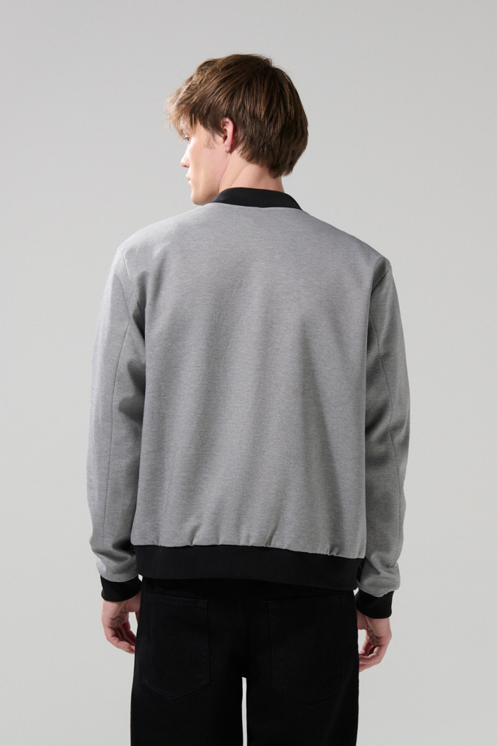 Chaqueta bomber gris medio con contrastes negros