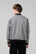 Chaqueta bomber gris medio con contrastes negros