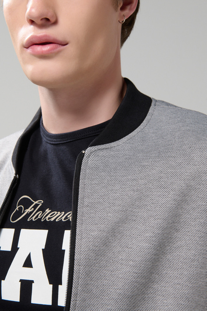 Chaqueta bomber gris medio con contrastes negros