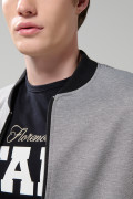 Chaqueta bomber gris medio con contrastes negros
