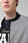 Chaqueta bomber gris medio con contrastes negros
