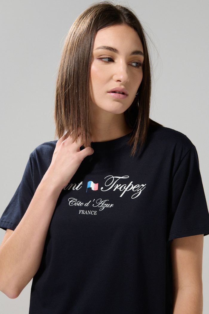 Camiseta college en algodón azul con manga corta