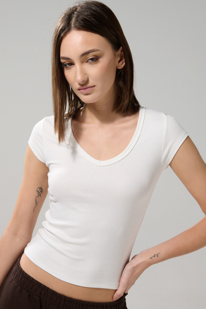 Camiseta cuello V unicolor con texturas y manga corta