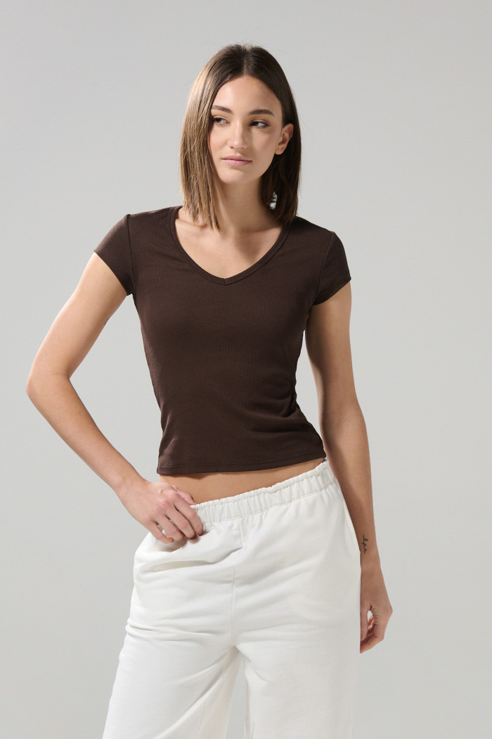 Camiseta cuello V unicolor con texturas y manga corta