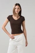 Camiseta cuello V unicolor con texturas y manga corta