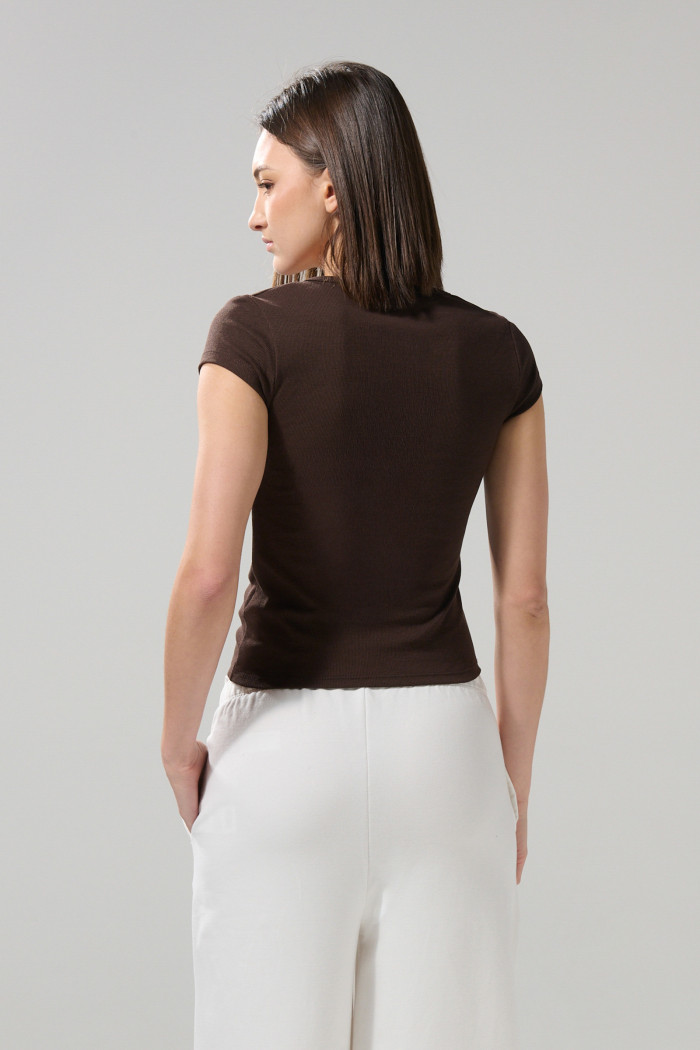 Camiseta cuello V unicolor con texturas y manga corta