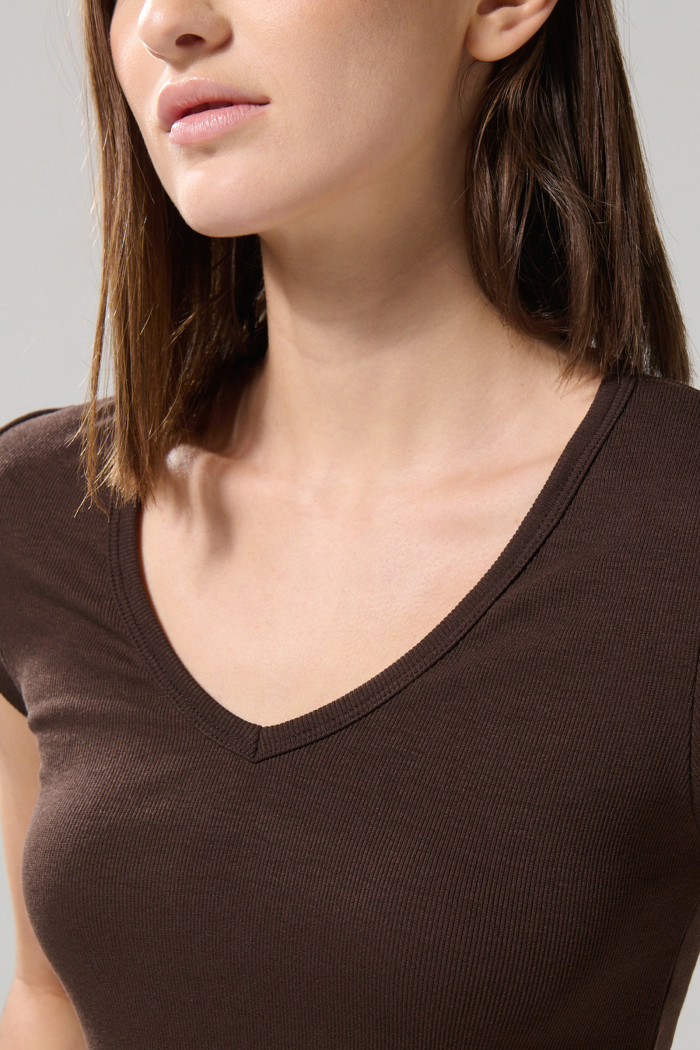 Camiseta cuello V unicolor con texturas y manga corta