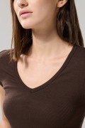 Camiseta cuello V unicolor con texturas y manga corta
