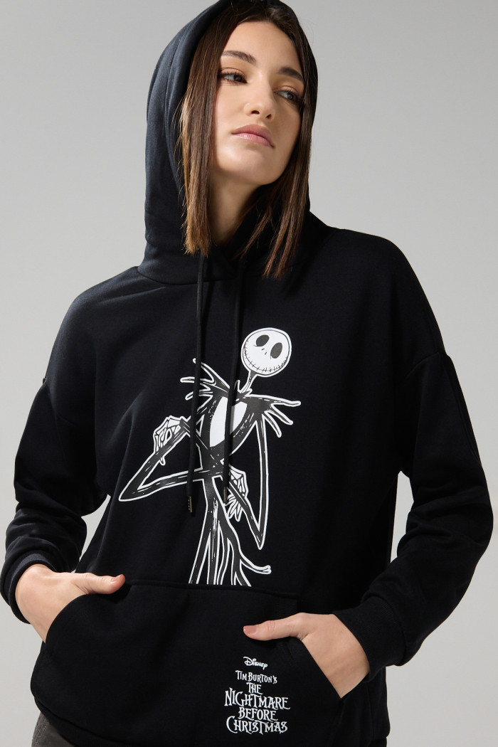 Buzo oversize con capota negro de Nightmare Before Christmas