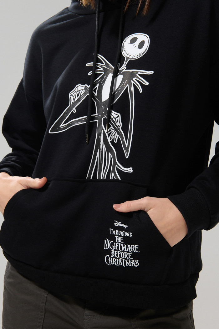 Buzo oversize con capota negro de Nightmare Before Christmas