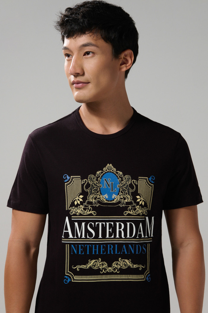 Camiseta en algodón ajustada negra con cuello redondo