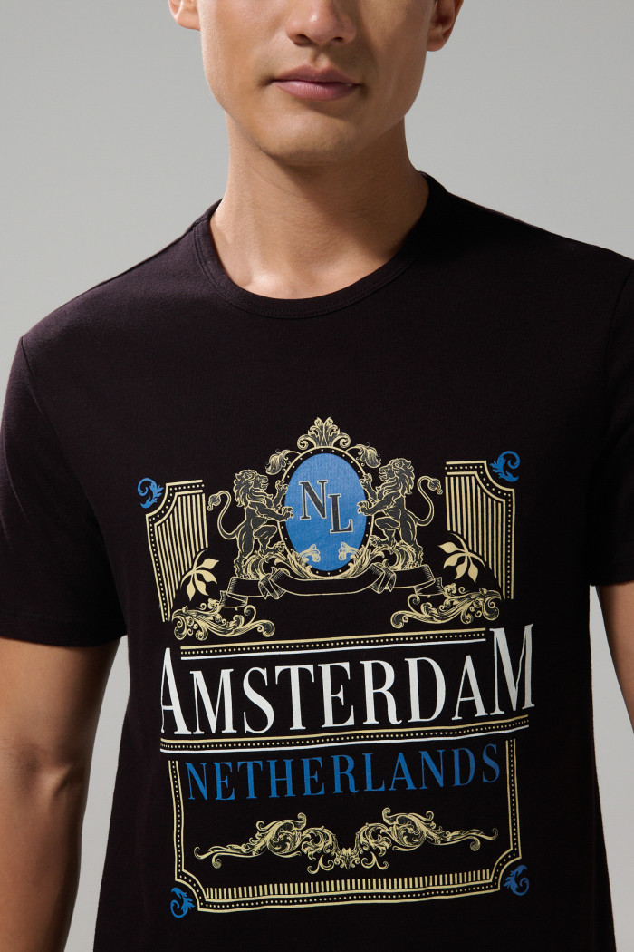 Camiseta en algodón ajustada negra con cuello redondo
