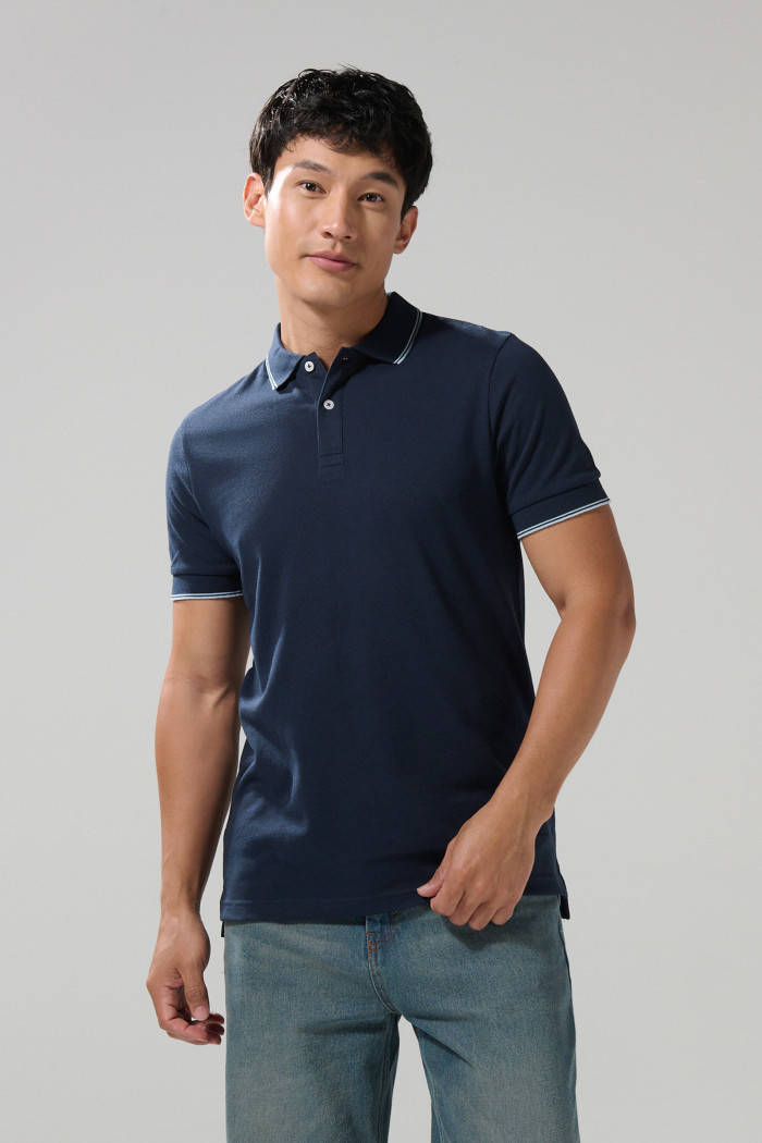 Camiseta polo unicolor con aberturas y manga corta