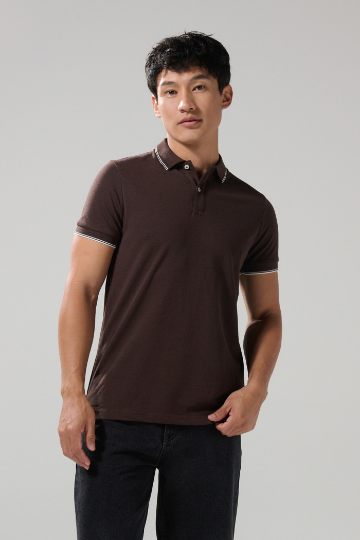 Camiseta polo unicolor con aberturas y manga corta