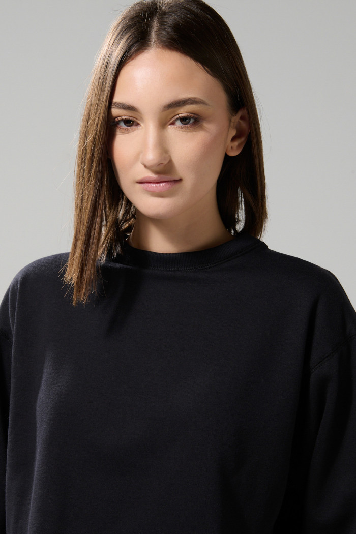 Buzo unicolor crop top cuello redondo con manga larga