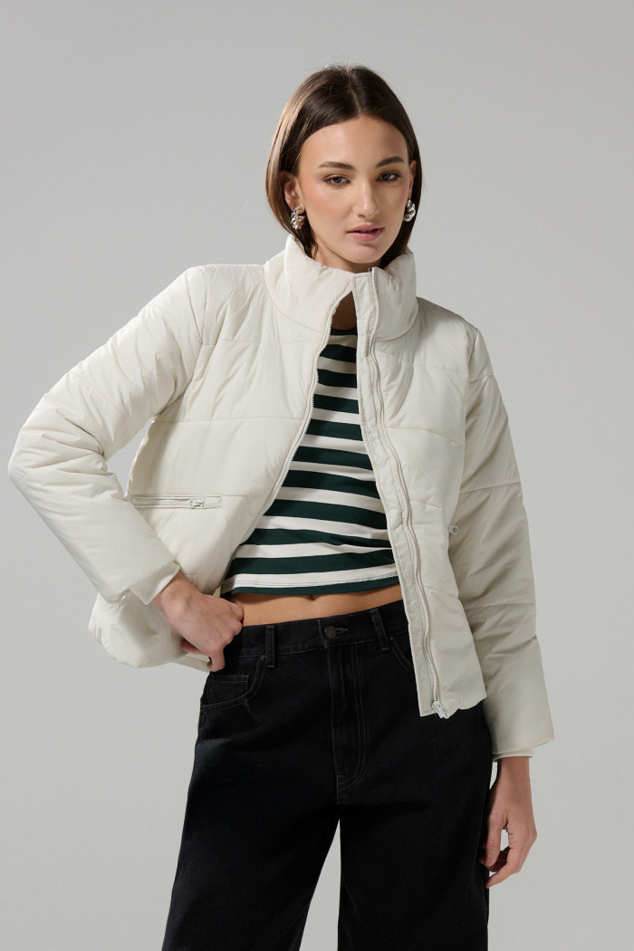 Chaqueta unicolor acolchada cuello alto con cortes