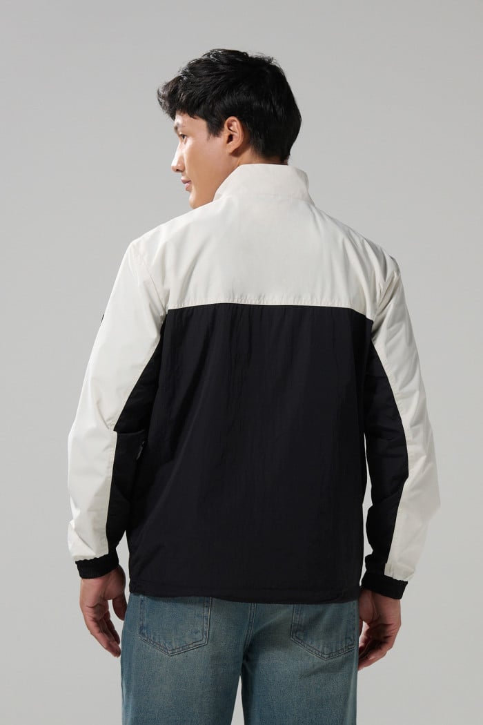 Chaqueta liviana unicolor con cuello alto y corte en frente