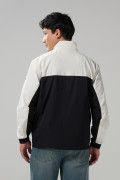 Chaqueta liviana unicolor con cuello alto y corte en frente