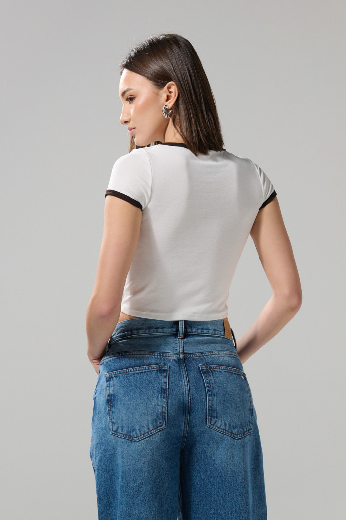 Camiseta college crema cuello redondo con contrastes
